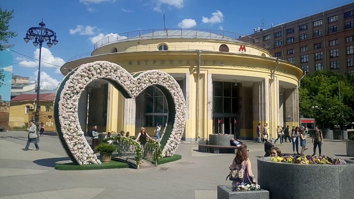 Новокузнецкая ул метро. Новокузнецкая метро снаружи. Станция метро Новокузнецкая. Новокузнецкая Москва. Новокузнецкая метро купол.