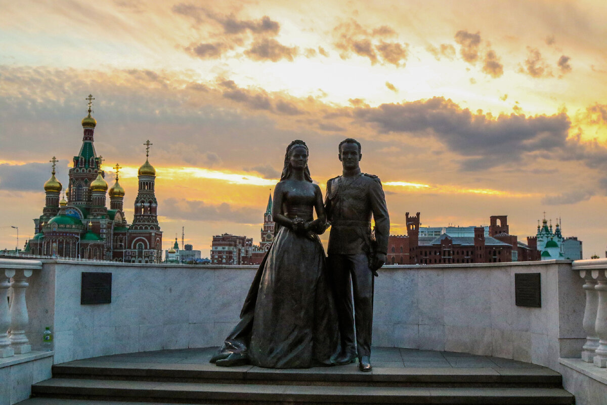 Скульптура у ЗАГСА в Йошкар-Оле. Фото автора 