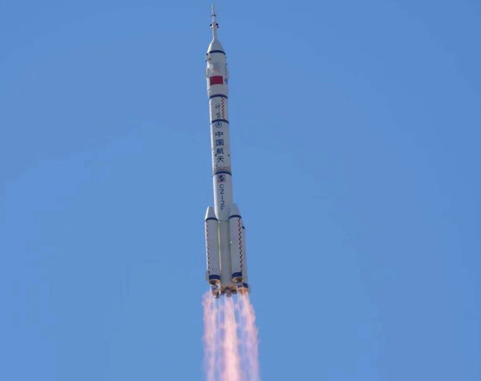  Запуск ракеты-носителя "Чанчжэн 2F" и КК "Шэньчжоу-12", фото CNSA Китай