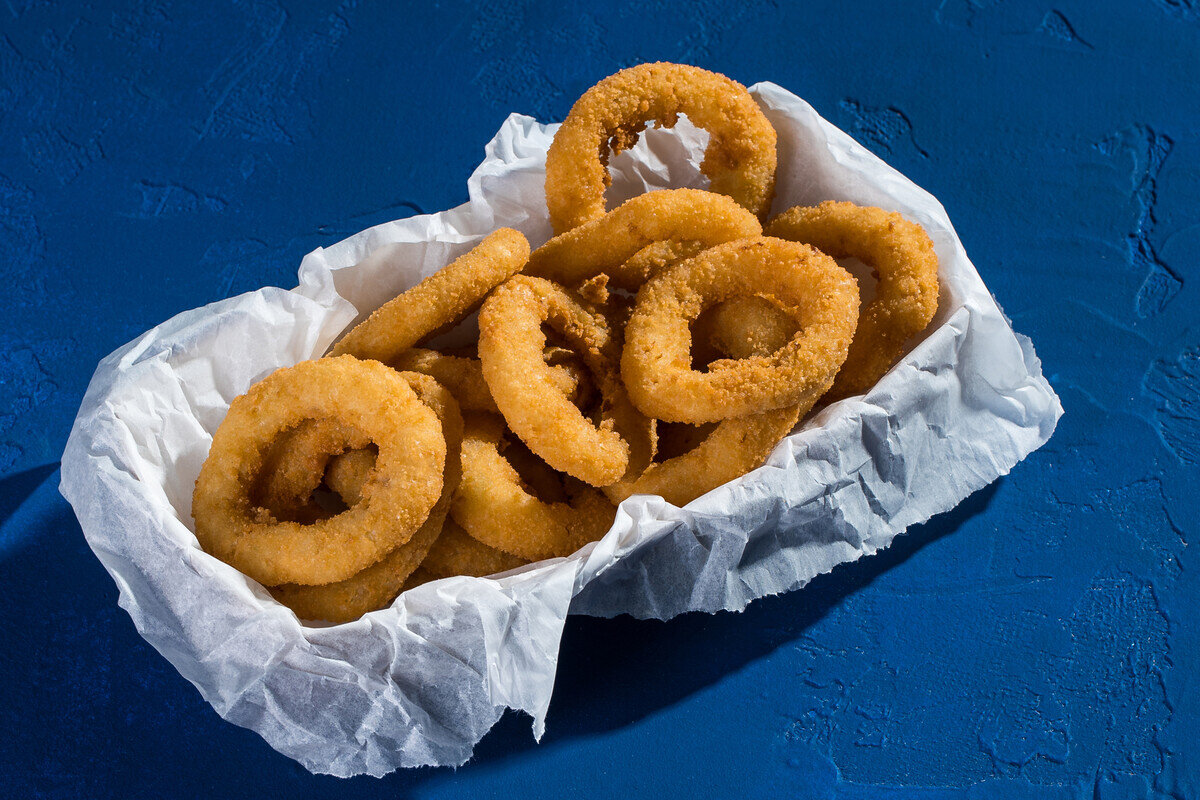 луковые колечки (onion rings,. луковые кольца в духовке. хрустящие луковые кольца. хрустящие луковые кольца. луковые кольца.
