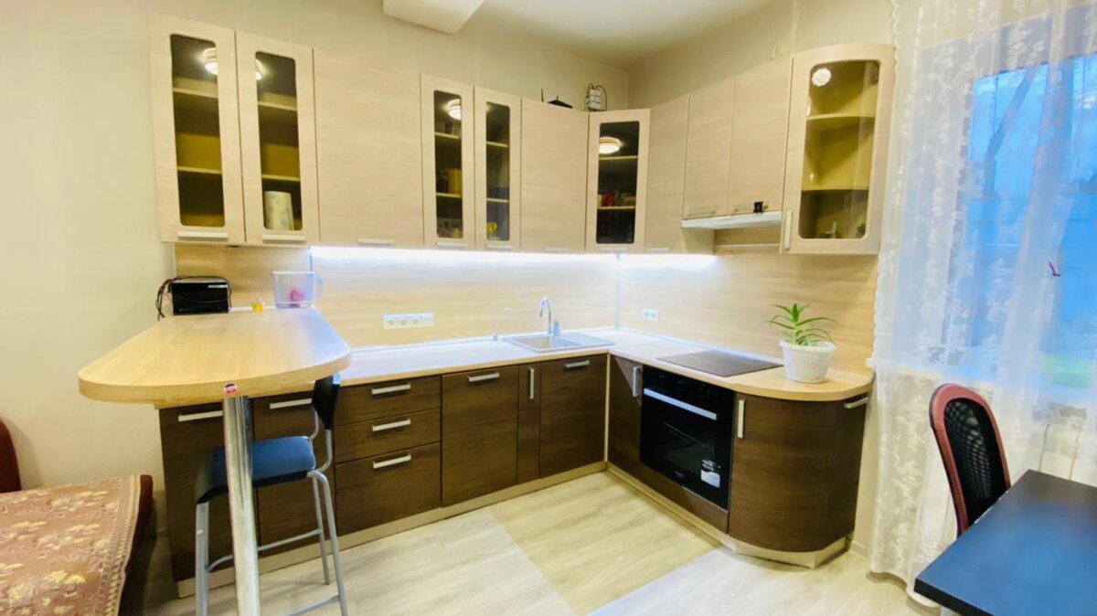 кухня Регина, цвет сантана светлая и сантана темная со столешницей дуб Бардолино