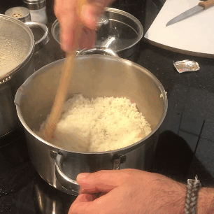 Обжариваем рис в сливочном масле