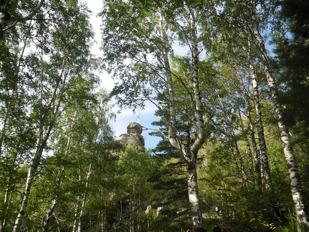 На самой высокой каменной глыбе Церковки в память о сожженной там часовне в 20-х годах прошлого века установлен православный крест.