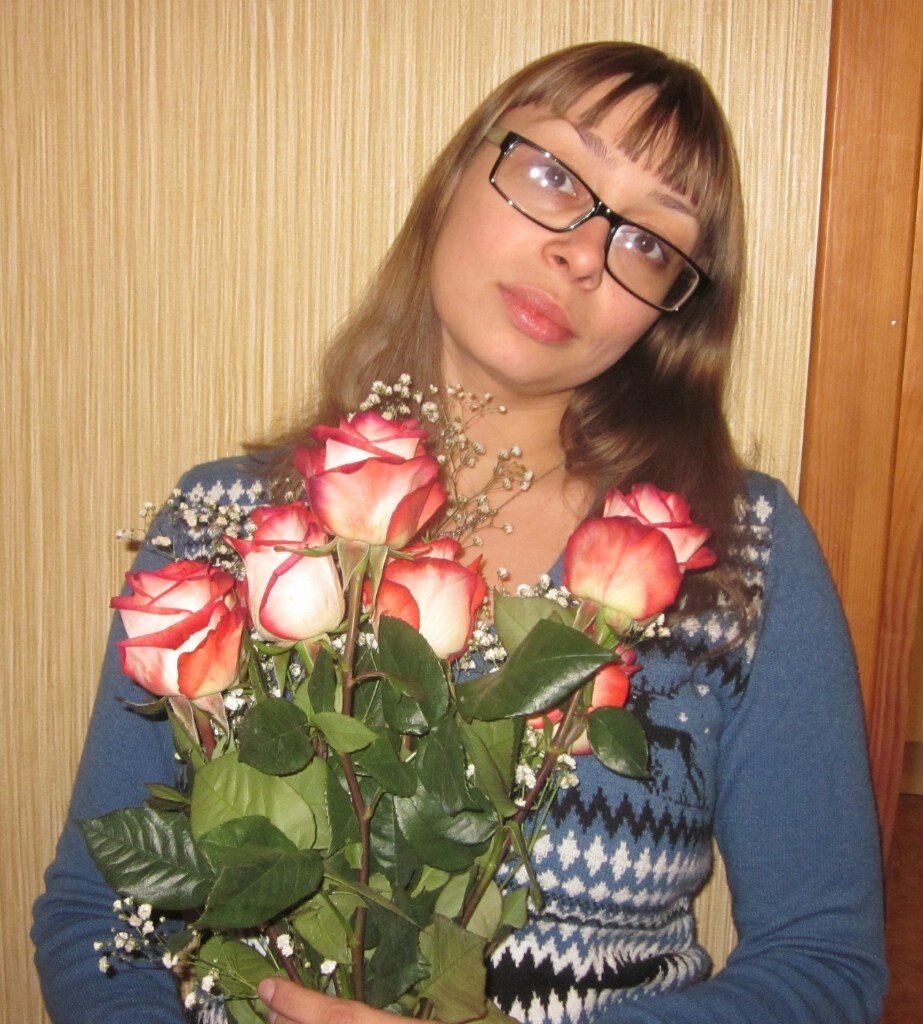 Этому фото примерно лет 7. Это последние цветы, которые мне Саша дарил. А нет, предпоследние. Ещё одни розы были, когда он встречал меня в аэропорту. 