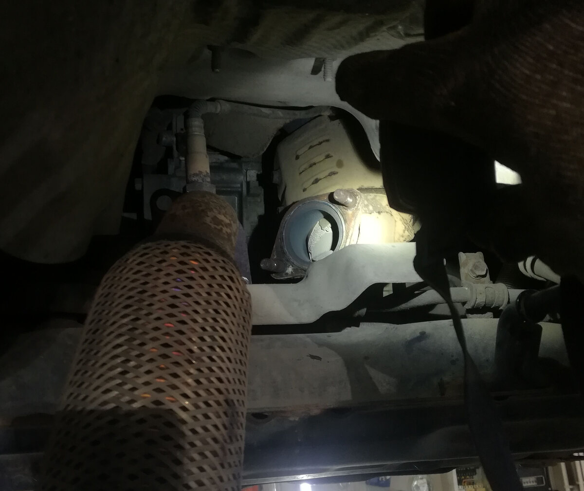 Когда сняли трубу глушителя, то стало ясно, что вторая таблетка рассыпалась. Были опасения и на счет первой таблетки, которая стоит непосредственно на выпуске. 