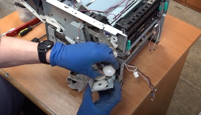 Фото 121. Заводим ось резинового вала с правой стороны