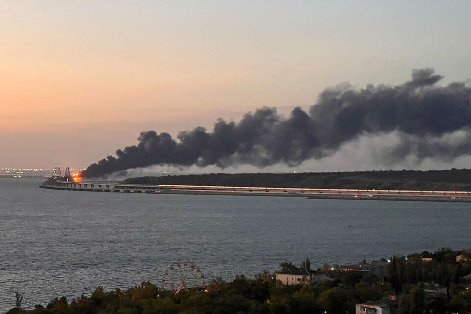     В повреждении Крымского моста обвинили "украинских вандалов"  REUTERS