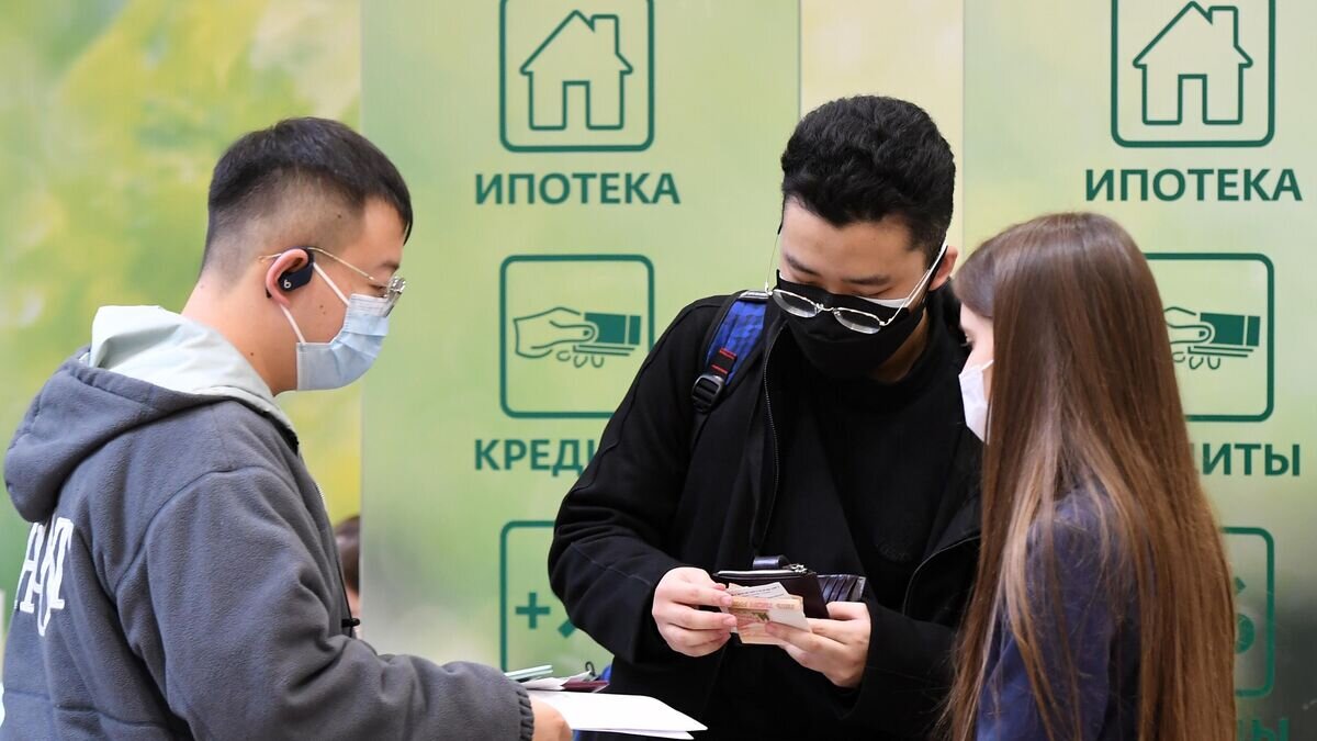    Работа отделения Сбербанка в Казани © РИА Новости / Максим Богодвид