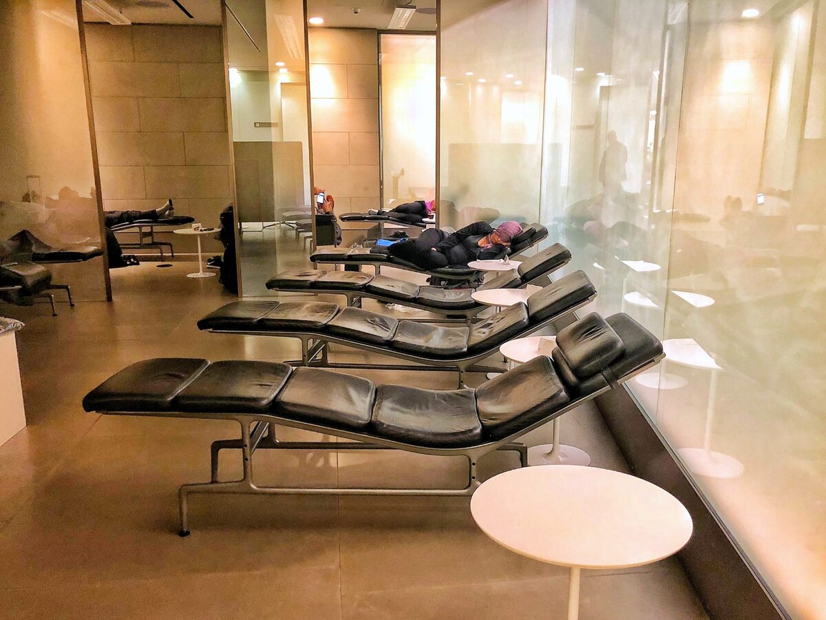 Удобные кресла в бизнес-лаундже аэропорта Дохи.