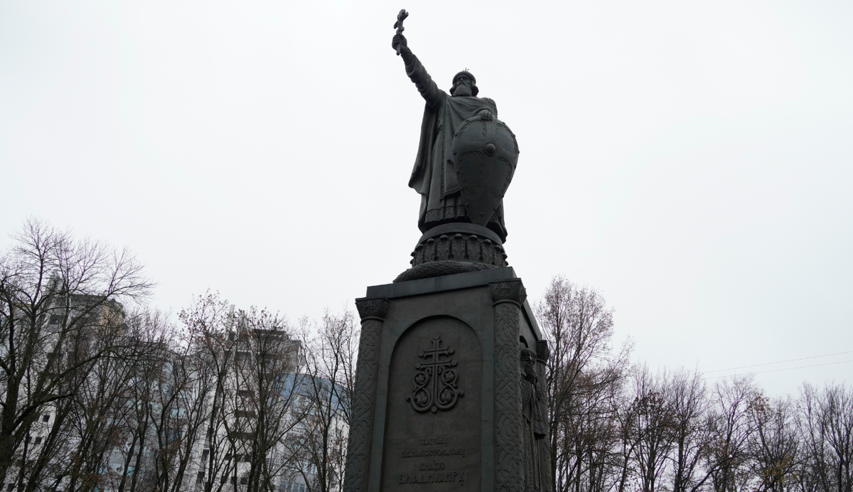 Памятник князю владимиру в белгороде фото