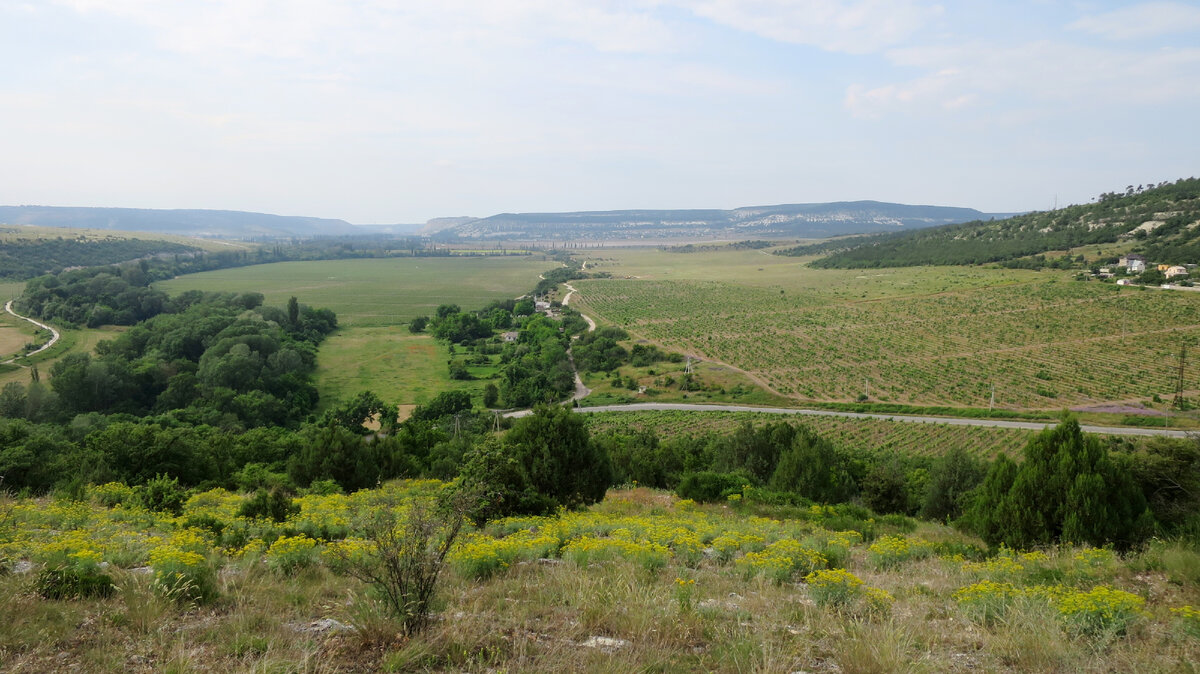 Вид на Балаклавскую долину с Чоргуньских высот, справа - Федюхины высоты