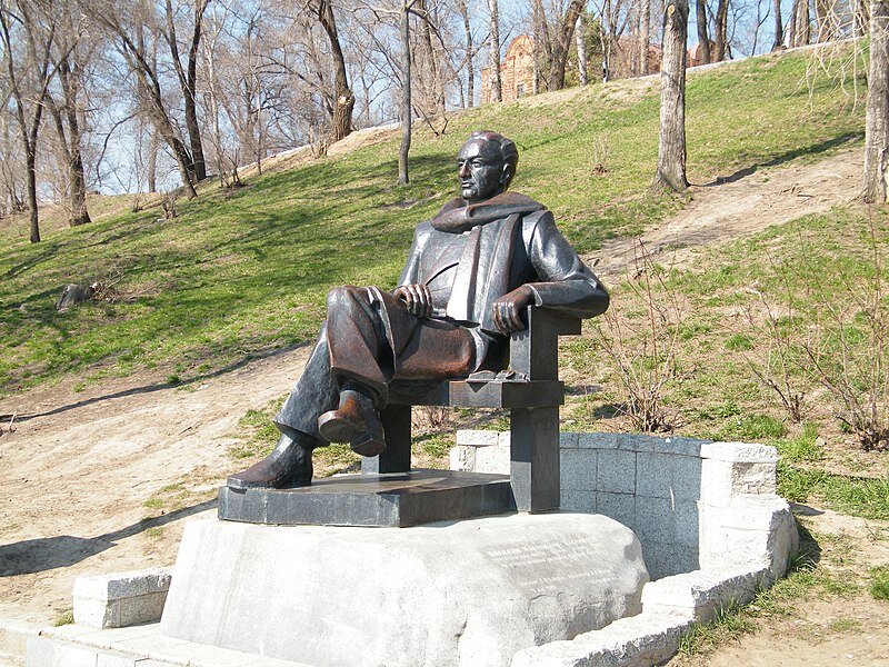 Памятник писателю