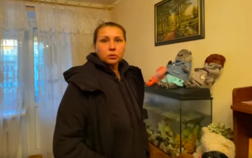 Жительница города Михайловка и обладательница летучей мыши.