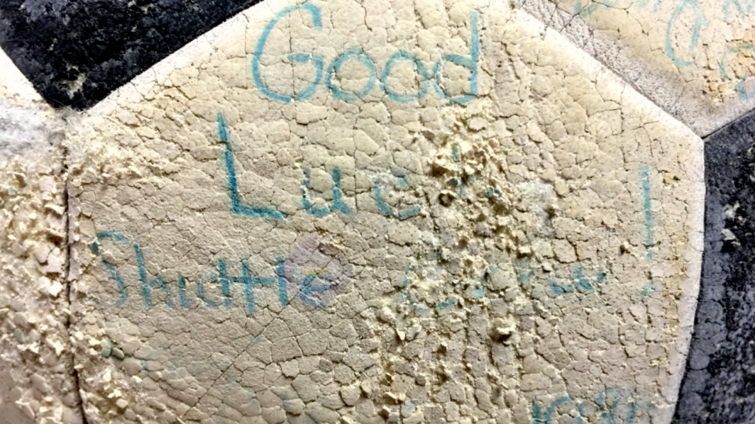 Надпись "Удачи, экипаж шаттла" сделана школьниками из Техаса, где училась дочь Онидзука.