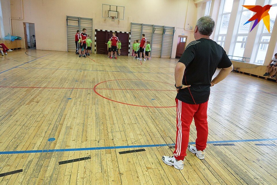     В мурманской спортивной школе, что находится на улице Копытова, царит холод. Алексей БУЛАТОВ