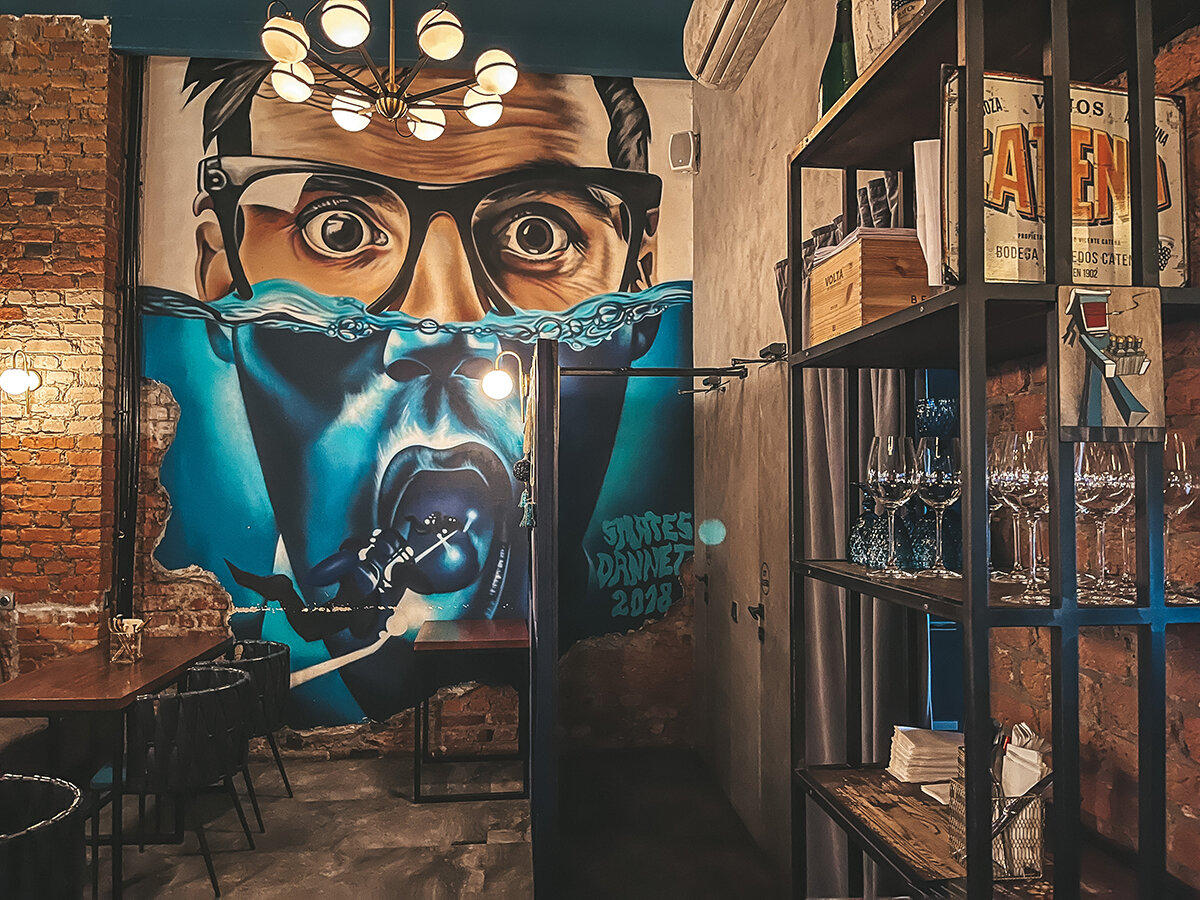 На стене - реплика уличного граффити Барта Смитса →