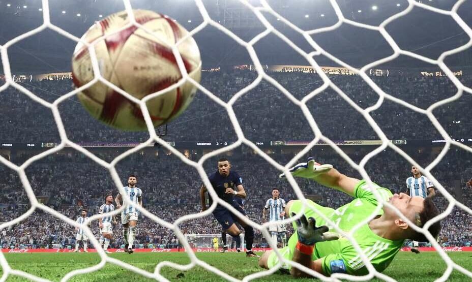    Килиан Мбаппе забивает свой второй мяч в финале ЧМ-2022. Фото: Reuters