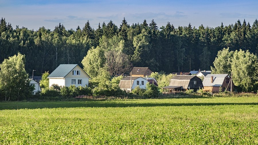 Несмотря на непростую экономическую ситуацию в стране, 2022 год показал рост интереса к покупке загородной недвижимости, а как следствие, и рост цены на нее.