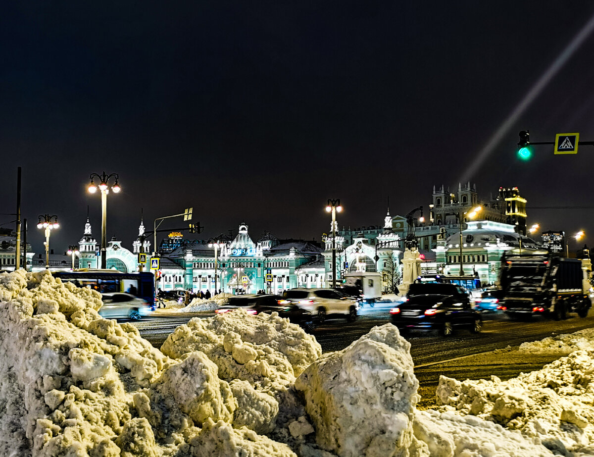 Вид на Белорусский вокзал сквозь снежные сугробы.