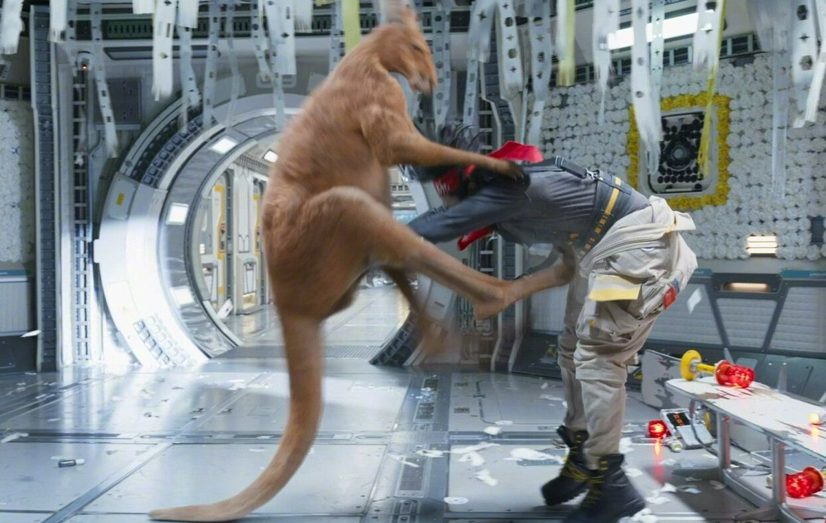 Кадр из фильма Du xing yue qiu. Режиссер: Чжан Чиюй. Оператор: Ду Цзе. Производство: Alibaba Pictures, Beijing Mahua Funage Company, China Film Group Corporation (CFGC), Golden Cicada Films