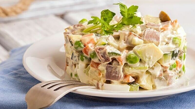     Оливье и селедка под шубой - самые популярные салаты на новогоднем столе россиян. Аналитики одной из крупнейших в России торговых сетей посчитали индекс этих блюд.