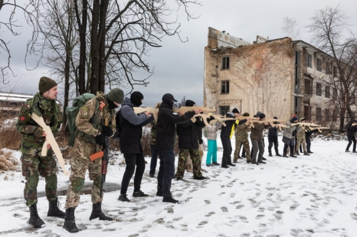 Могилизация: от пионеров до пенсионеров. Кого на Украине шлют на передовую?  | Аргументы и факты – aif.ru | Дзен