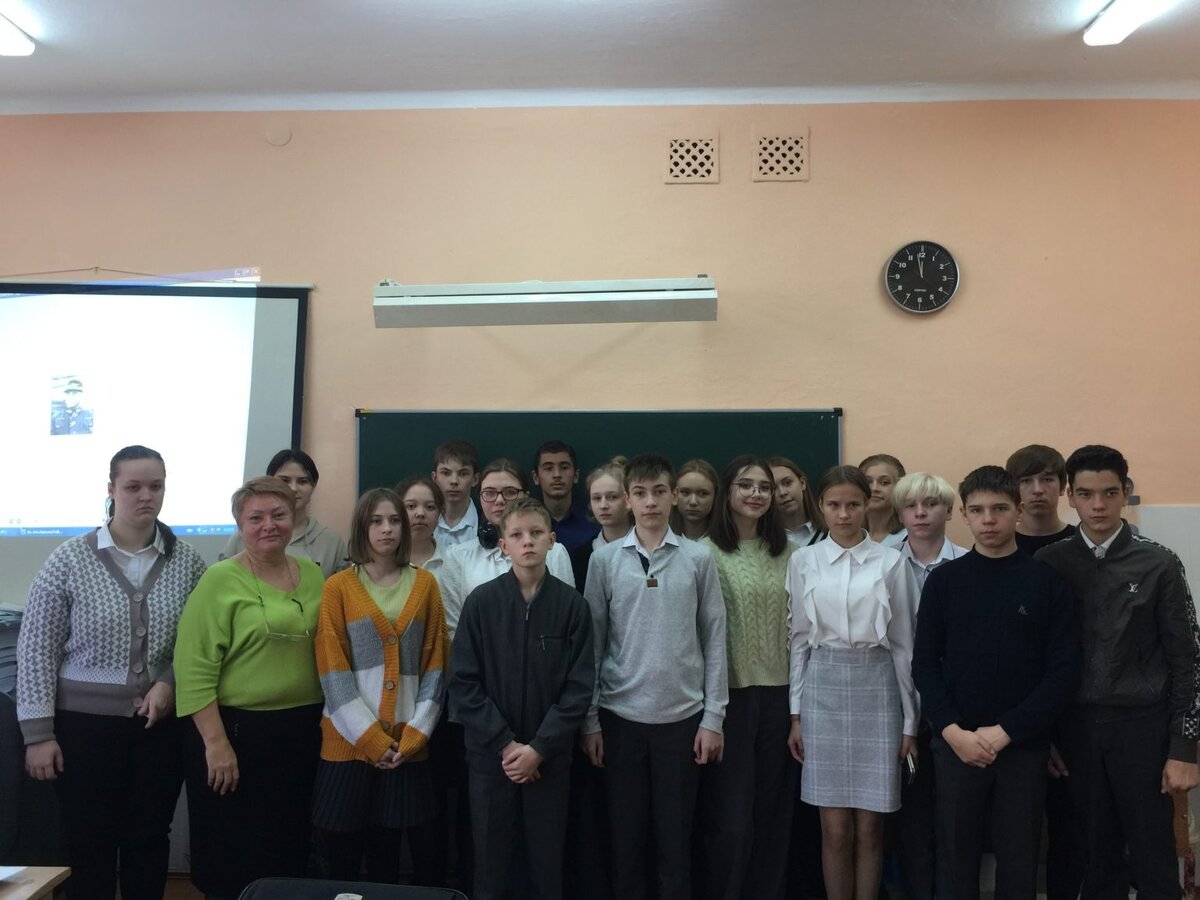 Краевед Ирина Зенцова вместе с участниками патриотического урока (фото предоставлено И. Зенцовой).