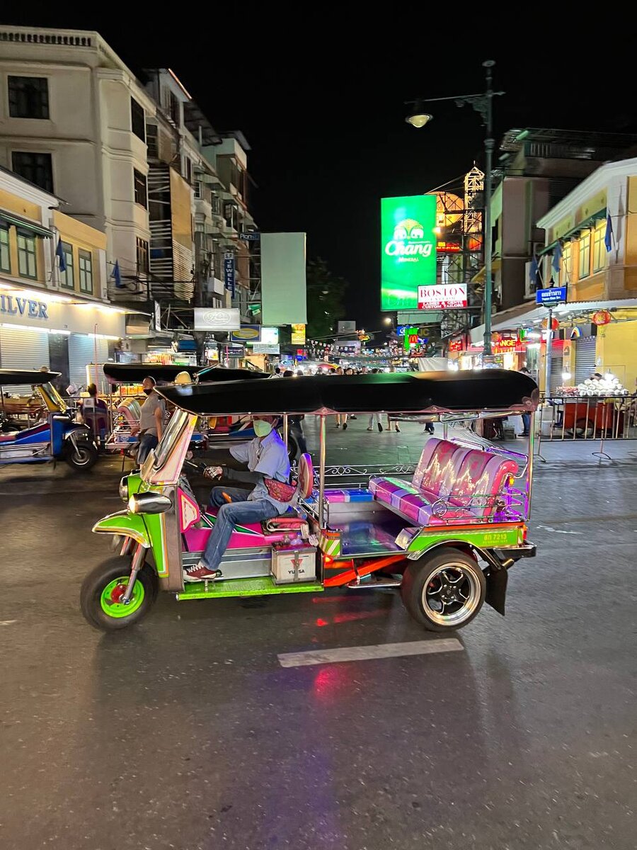 После переезда, в другой район Бангкока, отправились на Каосан роуд. Знаменитая улица у туристов со всего света в Бангкок.  Всегда в Таиланд попадали через эту улицу.
