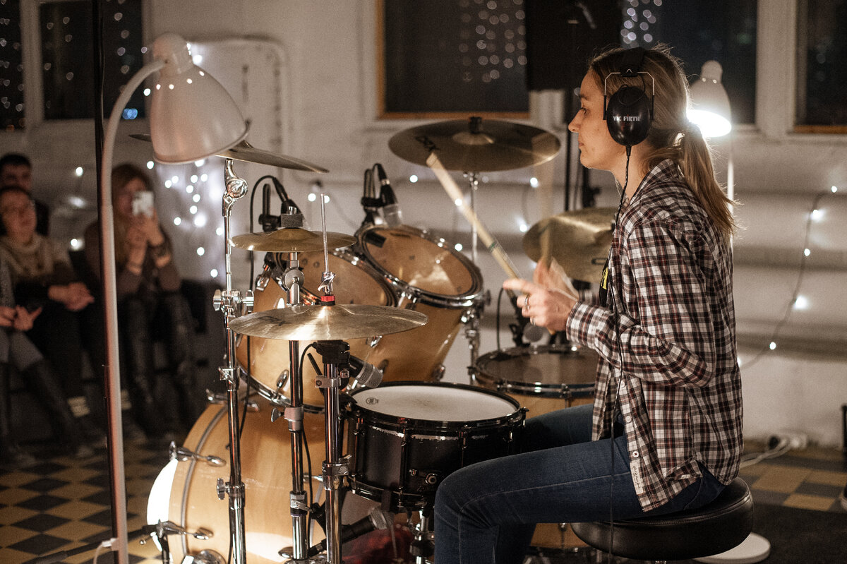 Мой обычный стиль одежды. Я, конечно, круто выгляжу в клетчатой рубашке, но в составе группы такое себе. 