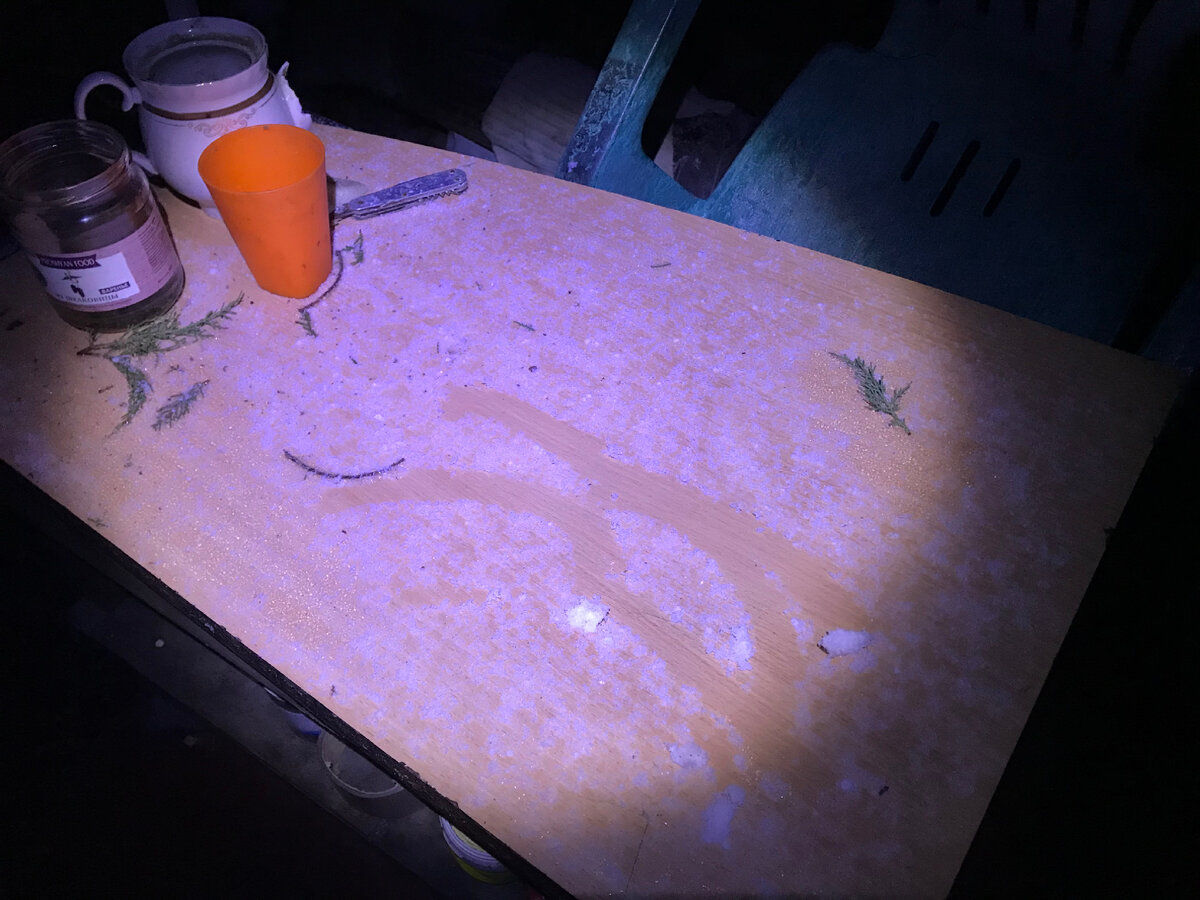 На столе снег