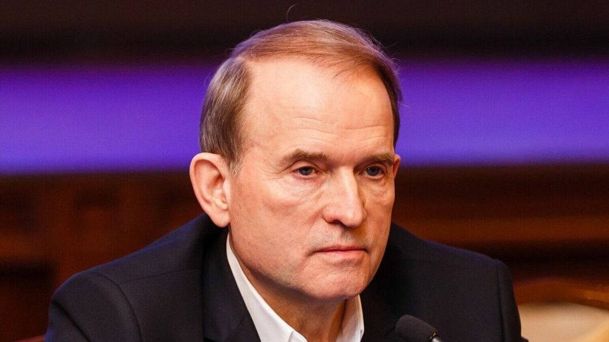     Правительство Украины приняло решение о лишении гражданства четырех оппозиционных политиков, экс-депутатов Верховной Рады. В их числе Виктор Медведчук (на фото), Тарас Козак, Андрей Деркач и Ренат Кузьмин. Их обвинили в государственной измене.