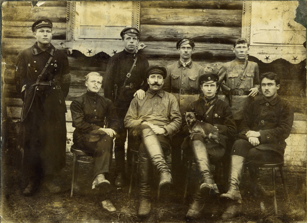 Фотография была сделана в первые годы советской власти