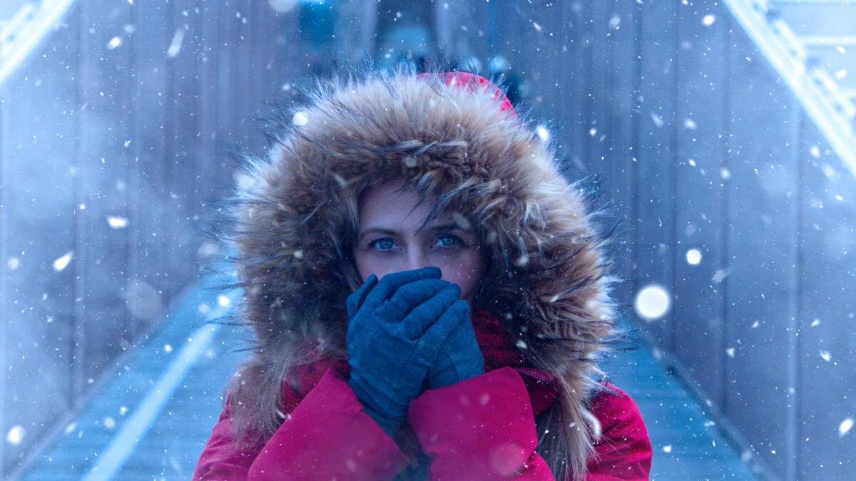   Девушка в красной куртке:pexels.com