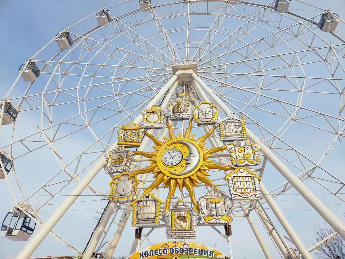 Evening Tyumen: Ferris wheel and music clock with fabulous heroes on Tsvetnoy Bo