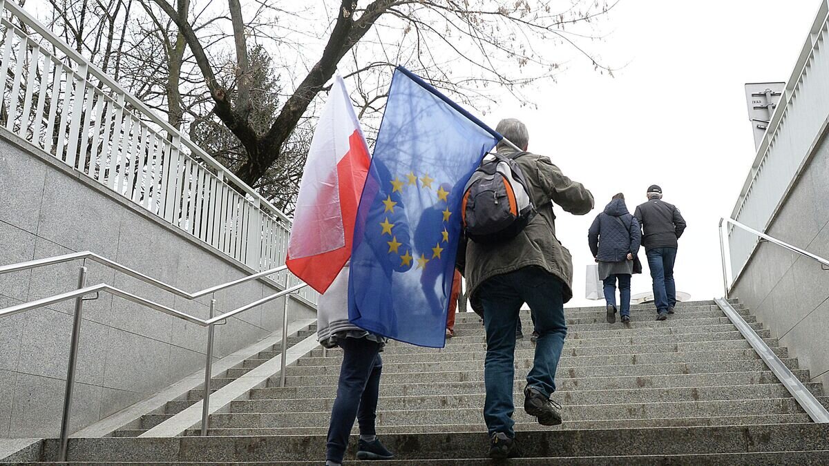    Люди с флагами Польши и ЕС в Варшаве© AP Photo / Czarek Sokolowski