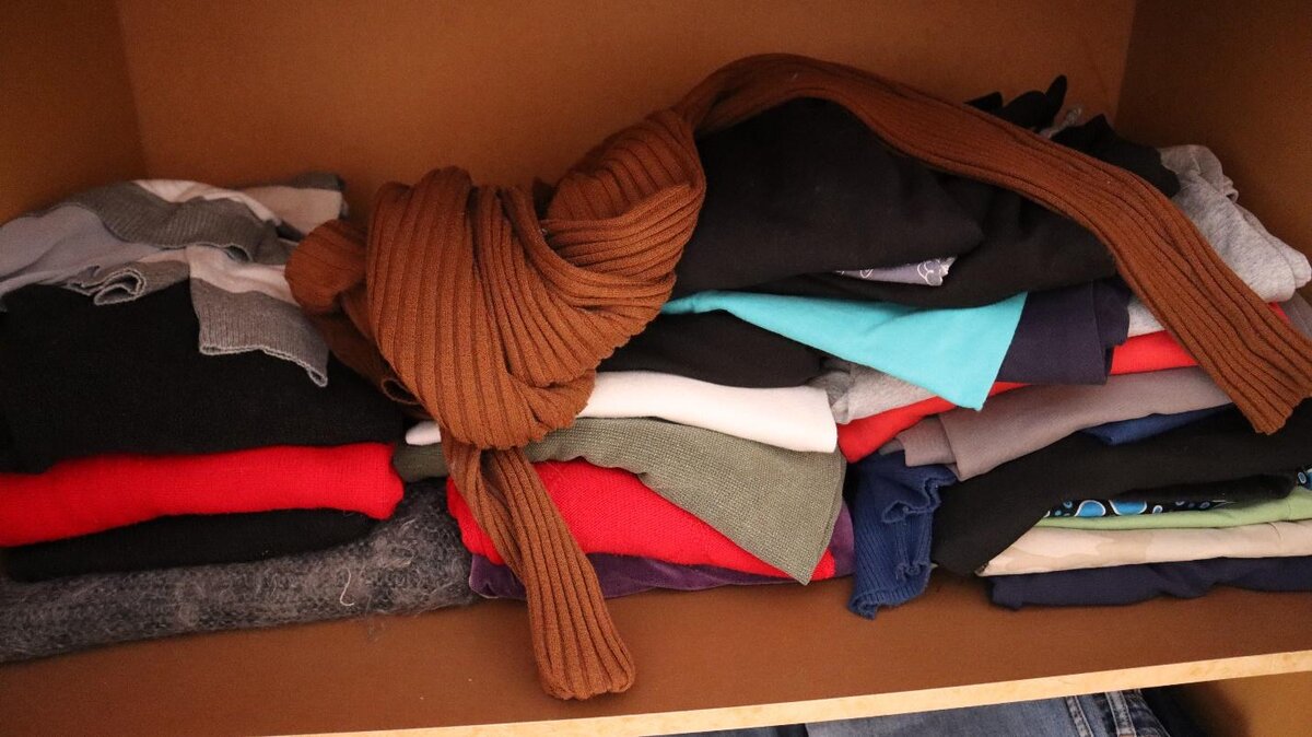 Надоел полный шкаф шерстяных свитеров. После наведения порядка шкафы стали предметом для подражания (секрет в специальном приспособлении)