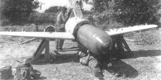 Американские инженеры обезвреживают боеголовку самолёта Ohka, аэродром Йонтан, Окинава, апрель 1945 г. Изображение: Wikimedia Commons📷
