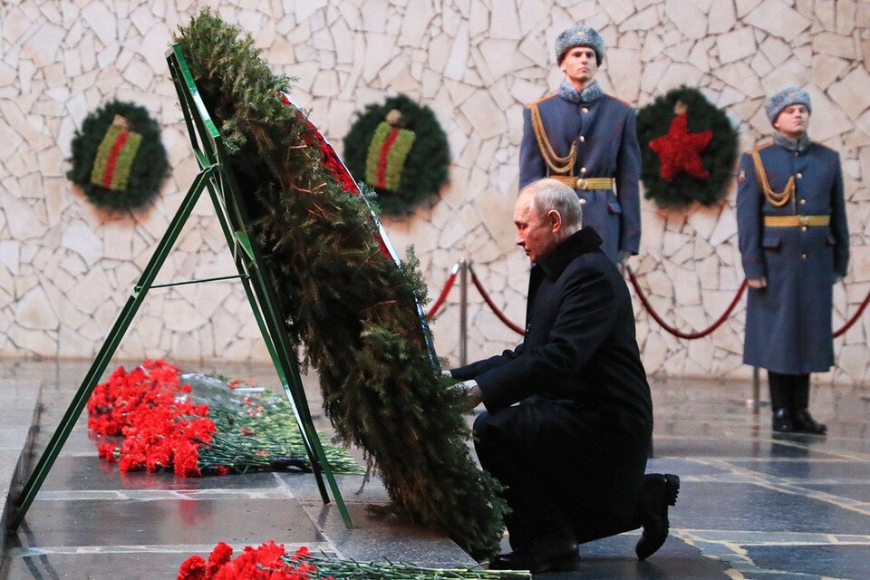    Путин назвал невероятным фактом, что немецкие танки снова угрожают России. Фото: Дмитрий Лобакин/POOL/ТАСС