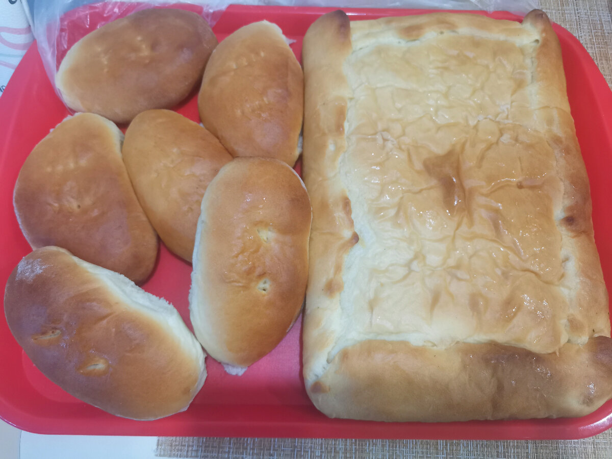 Большой с капустой и яйцом, 4 с мясом и 3 с картошкой (Настюшка уже один стащила, я не успела сфоткать) ☺️