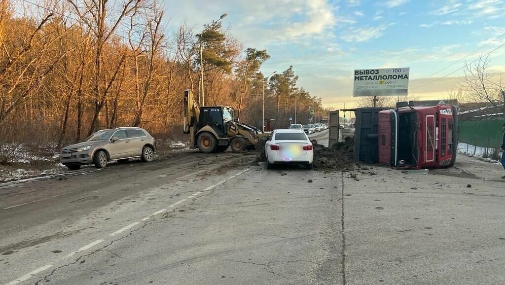     В поселке Темерницком на севере Ростова произошло ДТП, в результате которого грузовик опрокинулся на дорогу, рассыпав по ней сухую глину, подробностями поделилась пресс-служба УГИБДД по Ростовской области.