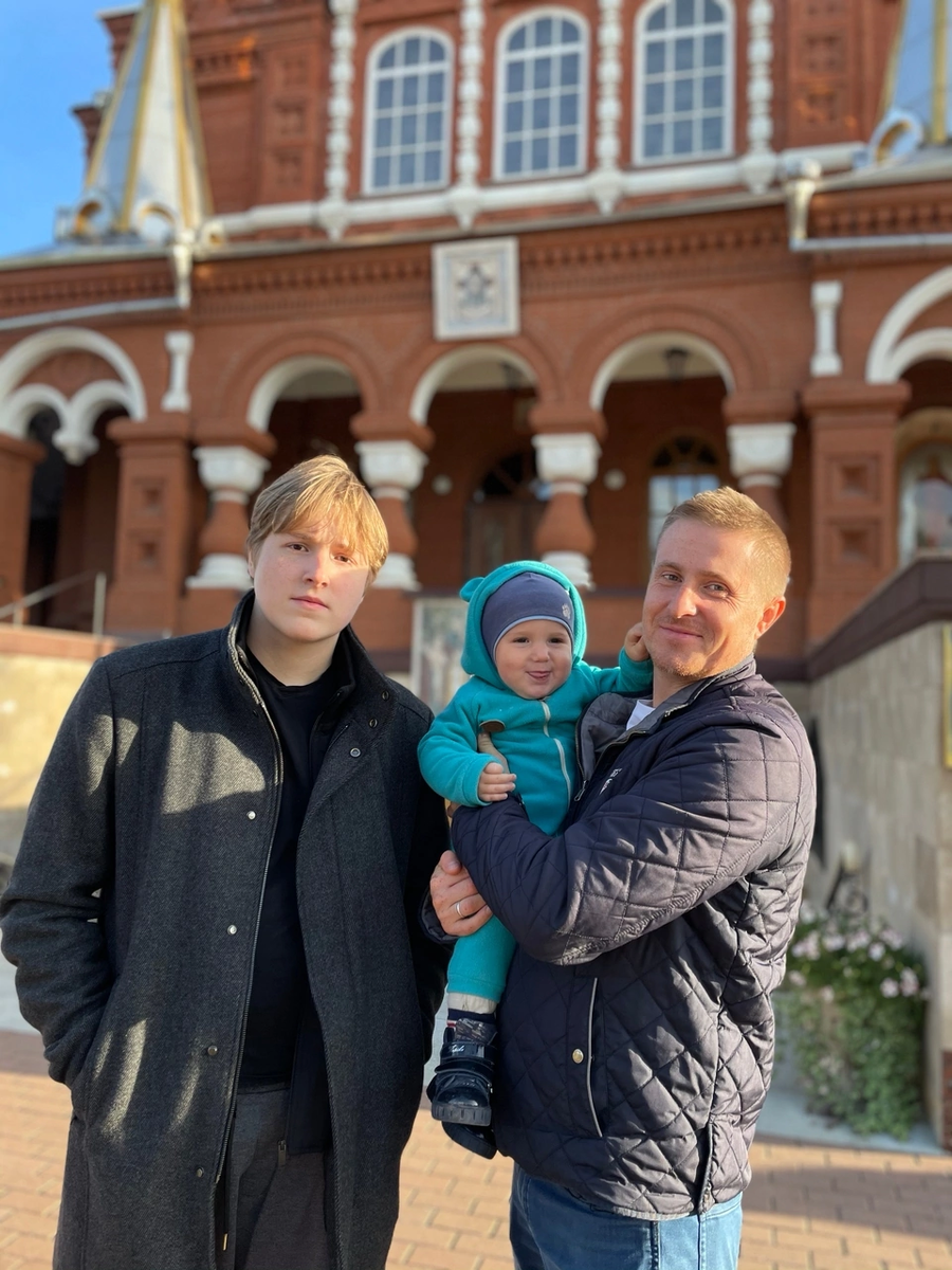 Сейчас Денису уже 19, слева на фото.