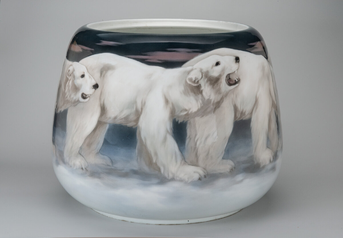 Ваза «Белые медведи» Автор росписи А. А. Зонне (1866 –?; работала на Императорских заводах в 1905 – 1909)
Россия, Санкт-Петербург. Императорские фарфоровый и стеклянный заводы. 1906 
Фарфор; рельеф, роспись подглазурная полихромная
©Государственный Эрмитаж
