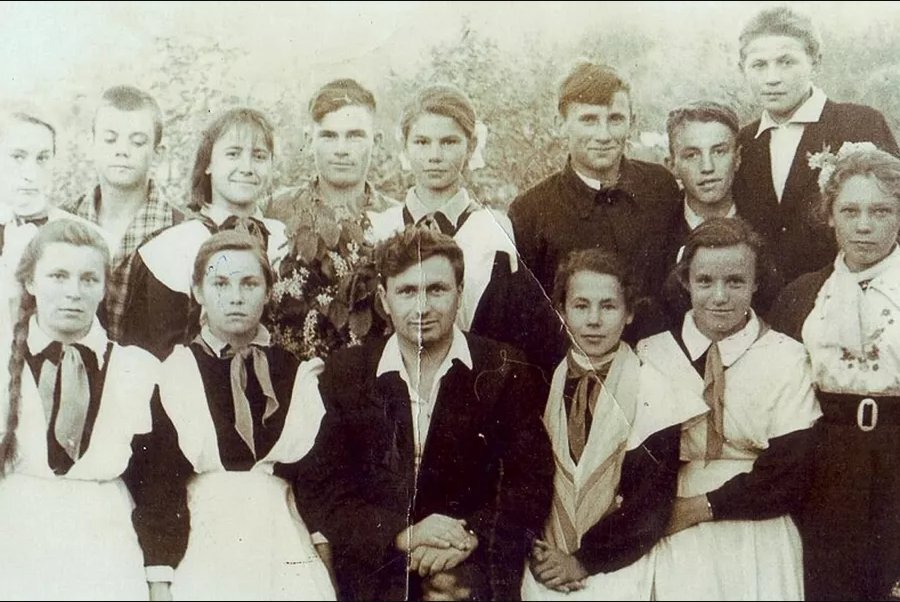 Константин Ерофеевич с учениками.
