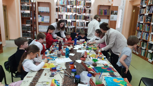    Послушав сказки, ребята с интересом рисуют сюжеты по их мотивам. Фото: личный архив/ Анастасия Сизова