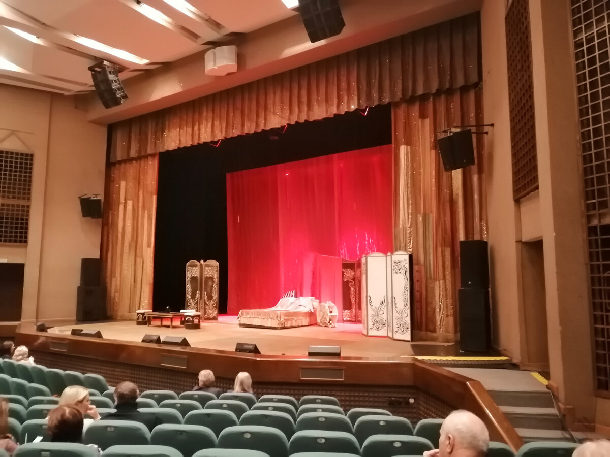 Актёров фотографировать запретили, поэтому только декорации