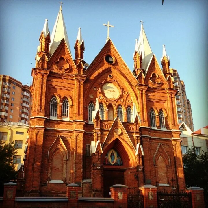 Католический храм успения божией матери в курске. Костел успения девы марии курск. Курск храм богородицы. Курск храм богородицы. Римско католический храм курск.