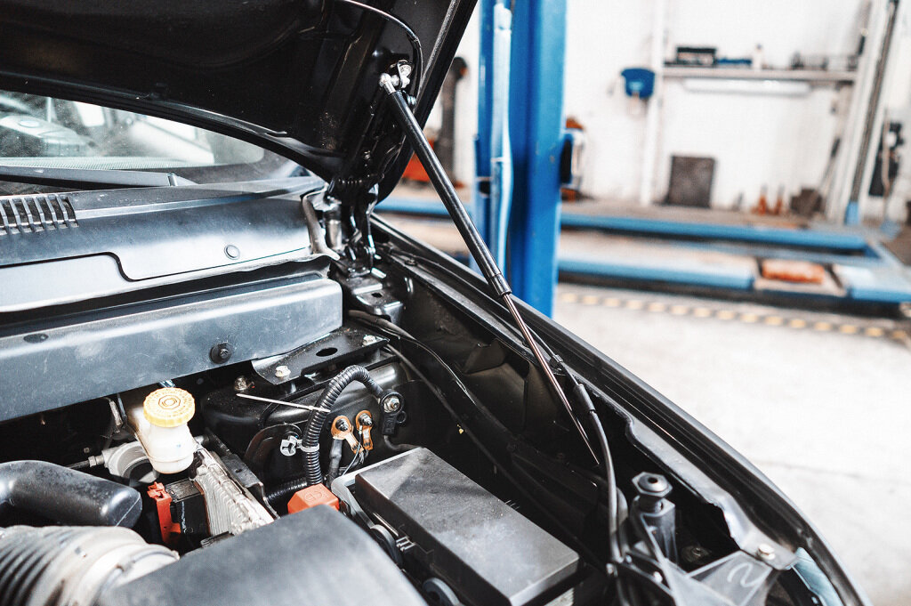 Два шарнира и две гайки, что может быть проще?