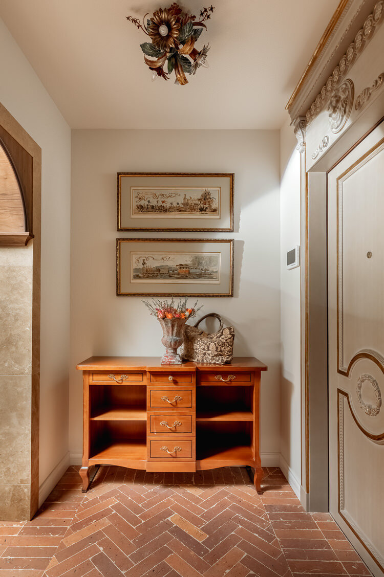 Прихожая. Стены – краска Little Greene оттенка Linen Wash. Консоль Mirandola, люстра Passeri, гравюры «Гравюрный кабинет», @antikdecor.ru. Двери по эскизам дизайнера сделал Дмитрий Логинов (DoorsPro). Декор – L-Collection и Акценты. Дизайнер Анна Прибыльская.