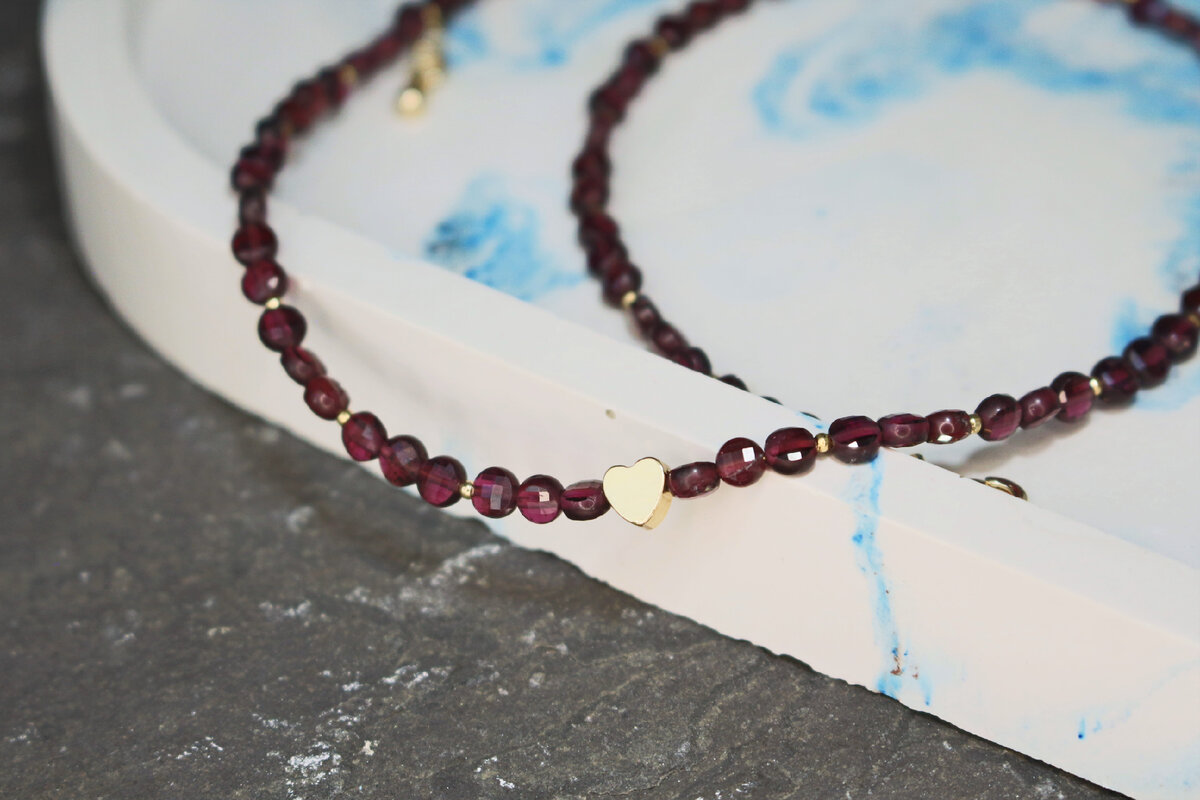 Колье из граненых бусин граната