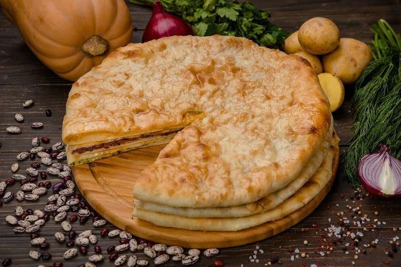 Для цахараджина идеально сочетание свежей зелени, в том числе листьев ботвы и тающего во рту сыра